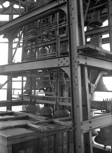 816791 Afbeelding van de klokkenstoel van het carillon van de Domtoren (Domplein) te Utrecht.